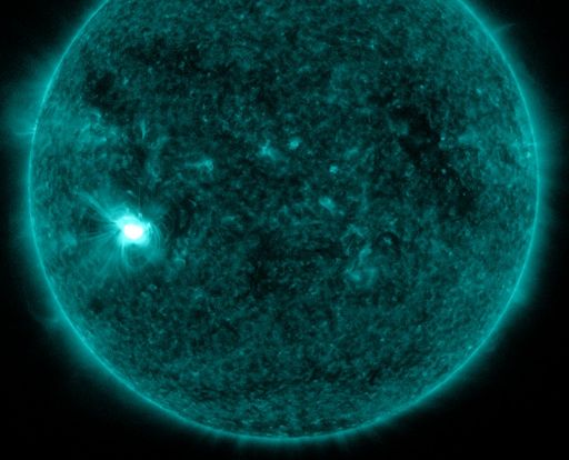 Silný UV záblesk ve M1.3 erupci z  9. července 2017, 03h18m UT.jpg