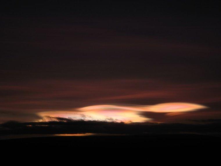 Perletovy oblak nad horizontem v lednu 2020 v Laponsku