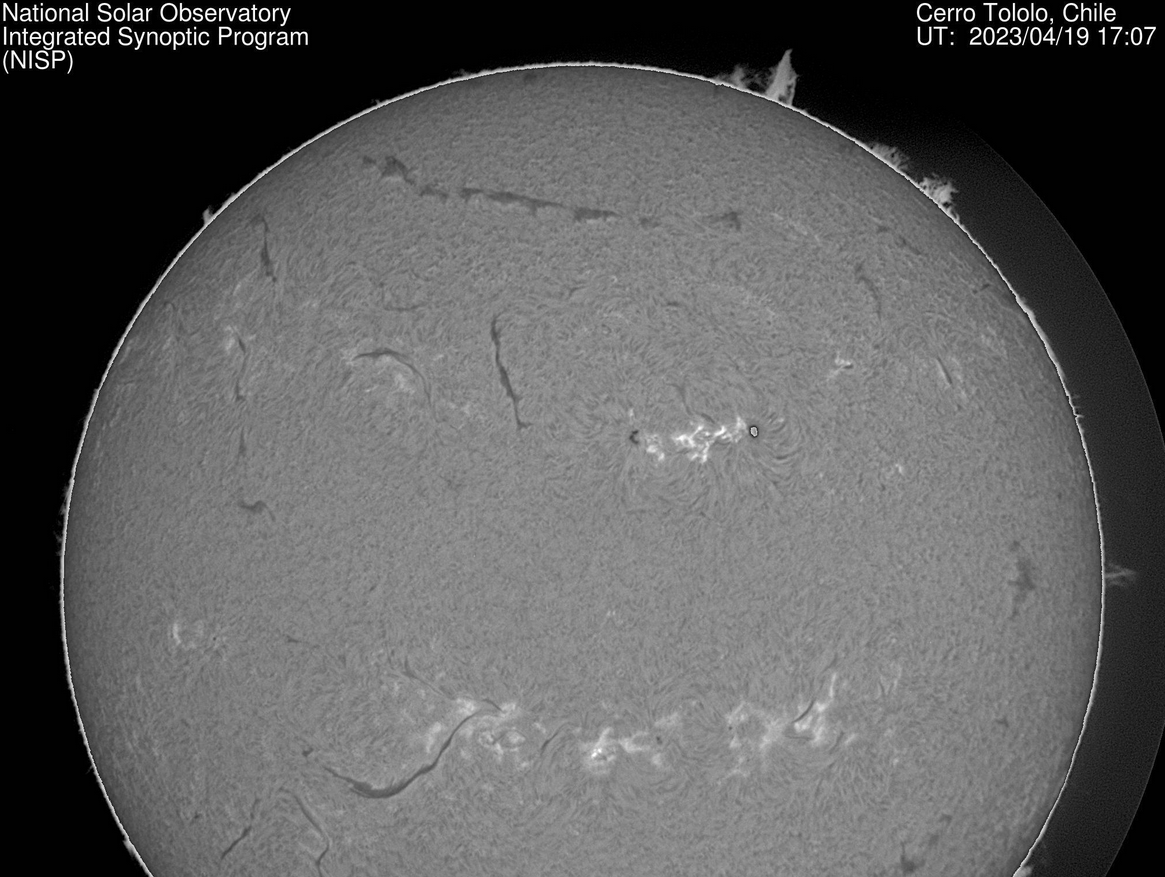 Chromosféra 19.04.2023, 17h 07m UT, eruptivní jevy v AR3282, Cerro Tololo, GONG.png
