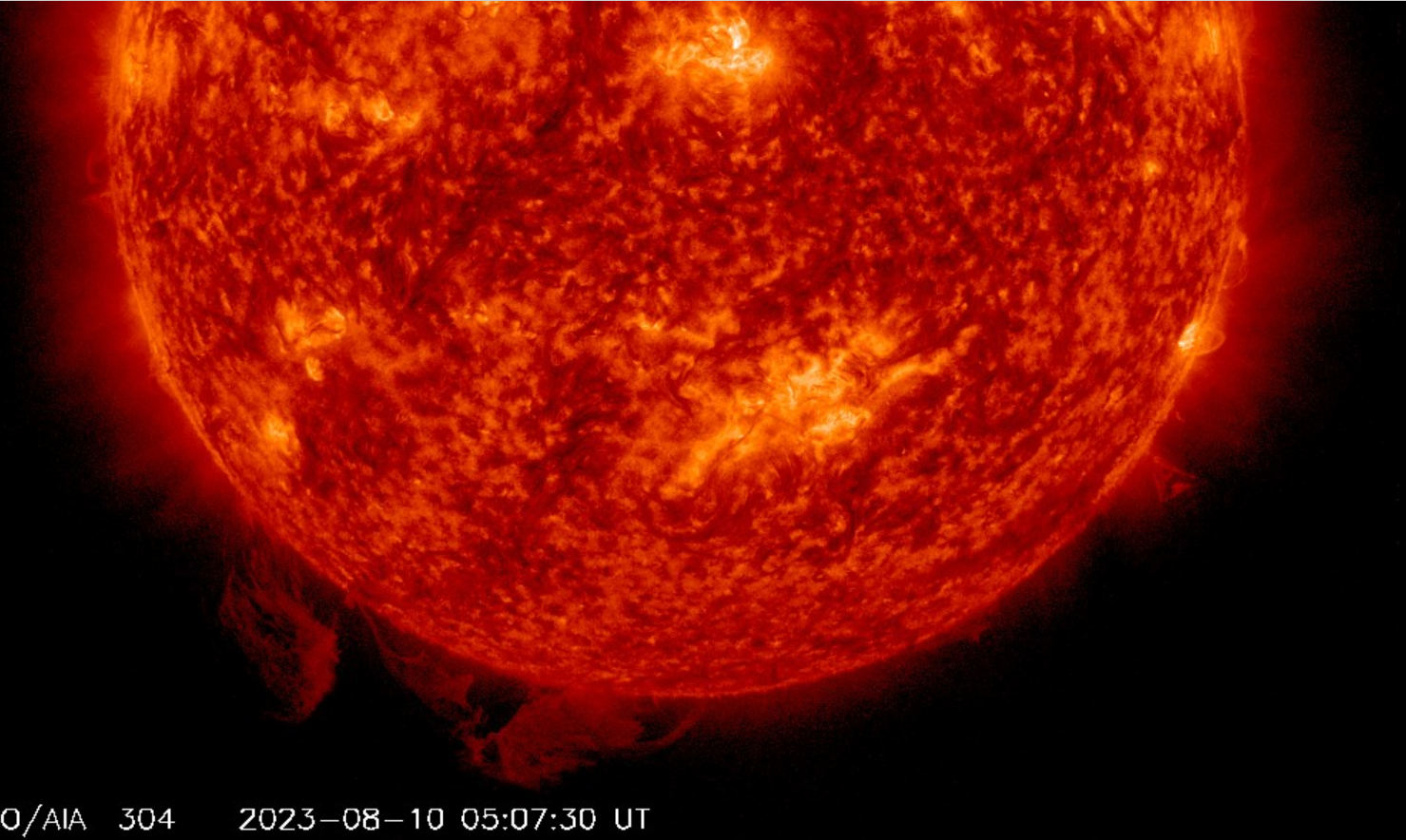 Surges na jižním okraji, 10.srpna 2023, 05h 07m UT, SDO_AIA 304nm.png