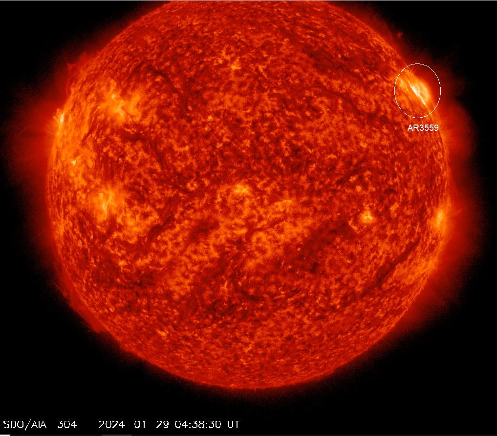 Erupce M6.8 v AR3559, 29.01.2024, 04h 40m UT, SDO_AIA 304 nm.png