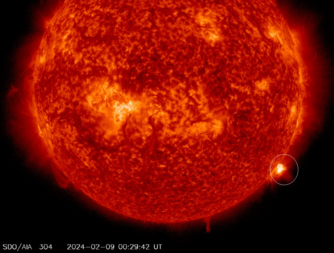 Erupce M3.99 za západ. okrajem , 9.2.2024, 00h 29m UT, SDO_AIA 30,4 nm.png