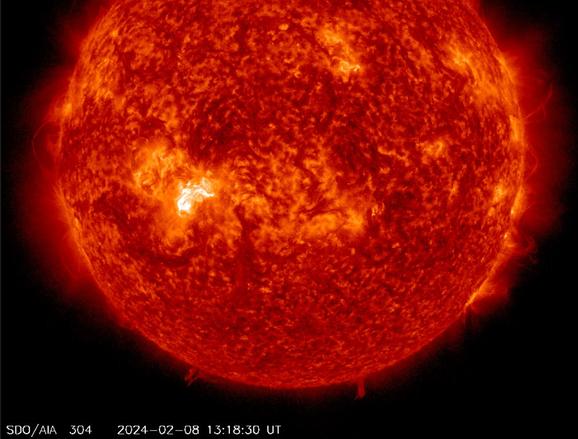 Erupce M3.5 v AR3576, 8.2.2024, 13h 18m UT, SDO_AIA 30,4 nm.png