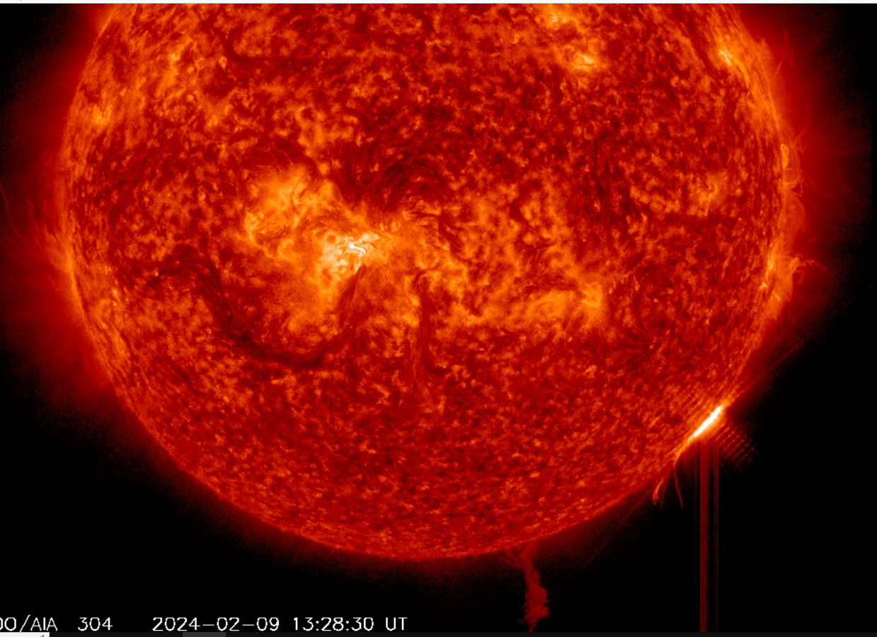 Erupce X3.3,  9.2.2024, 13h 28m UT, SDO_AIA 30,4 nm.png