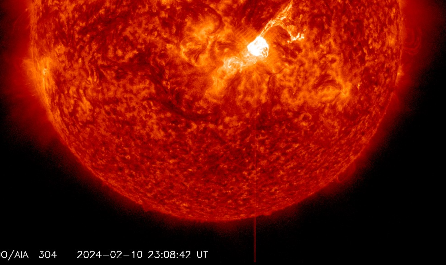 Erupce M9 v AR3576, 10.2.2024, 23h 08m UT, SDO_AIA 30,4 nm.png