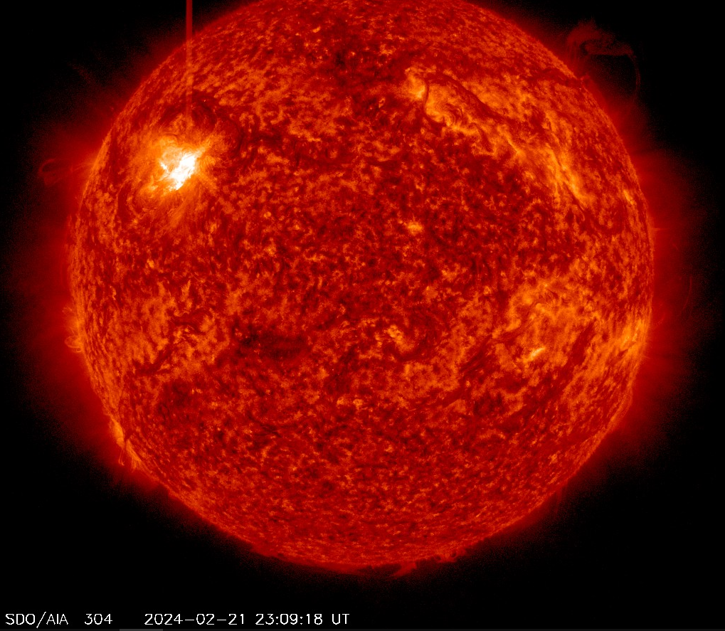 Erupce X1.8 v AR3590, 21.2.2024, 23h 09m UT, SDO_AIA 30,4 nm.png