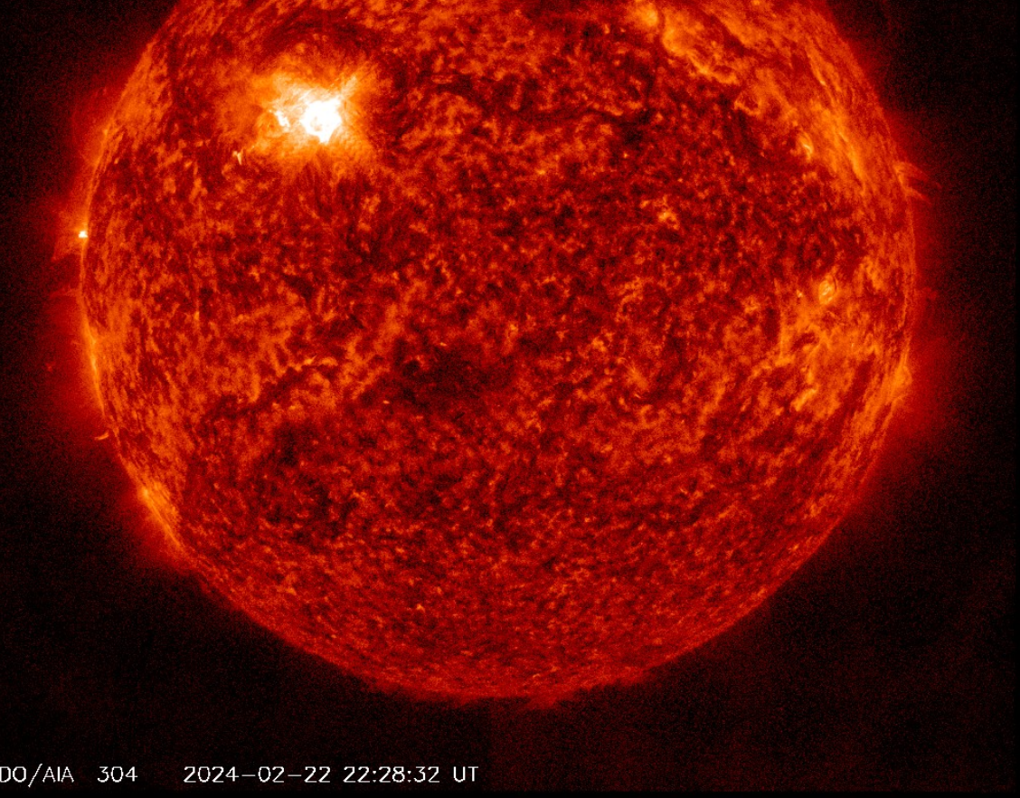 Erupce X6.3 v AR3590, 22.2.2024, 22h 28m UT, SDO_AIA 30,4 nm.png