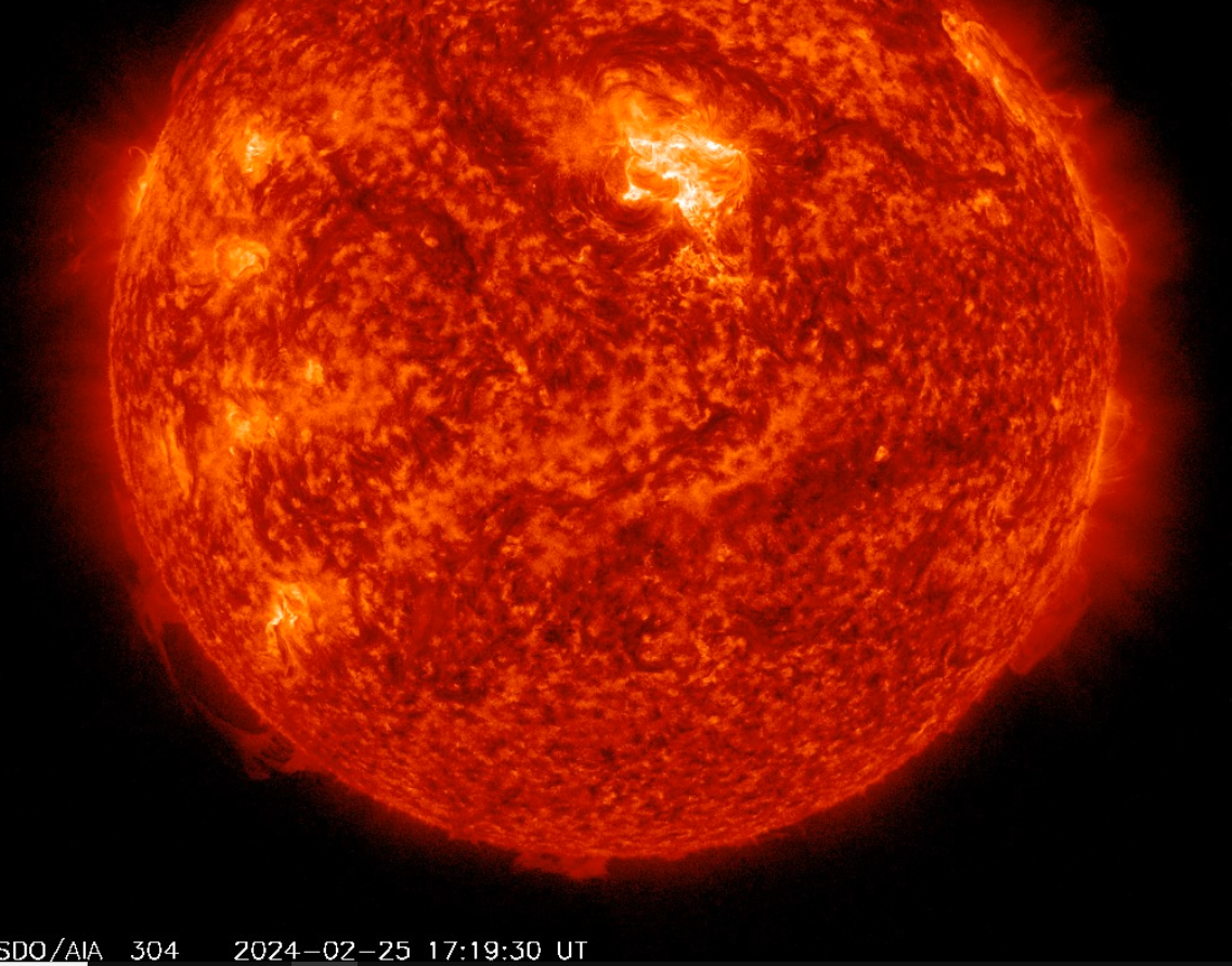 Erupce M2.1 v AR3590, 25.2.2024, 17h 19m UT, SDO_AIA 30,4 nm.png