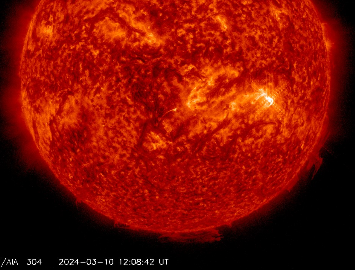 Erupce M7.4, 10.3.2024, 12h 10m UT, SDO_AIA 30,4 nm.png