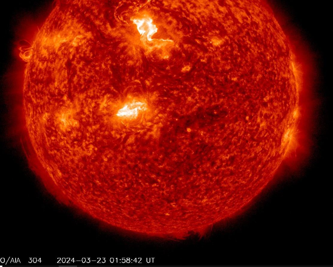 Erupce X1 v AR3614 a AR3615, 23.3.2024, 01h 58m UT, SDO_AIA 30,4 nm.png