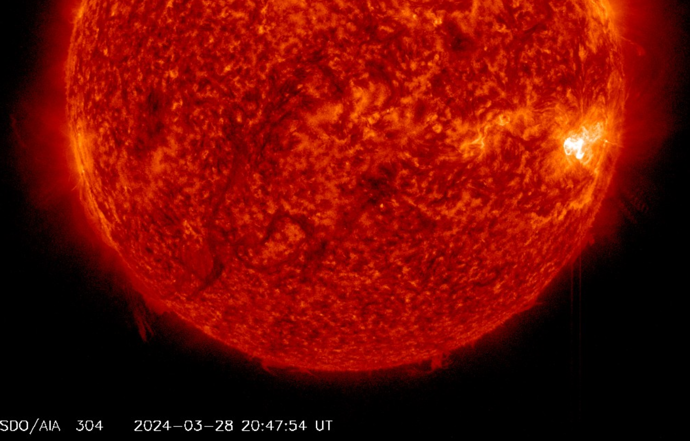 Erupce X1,1 28.3.2024, 20h 47m UT, SDO_AIA 30,4 nm.png