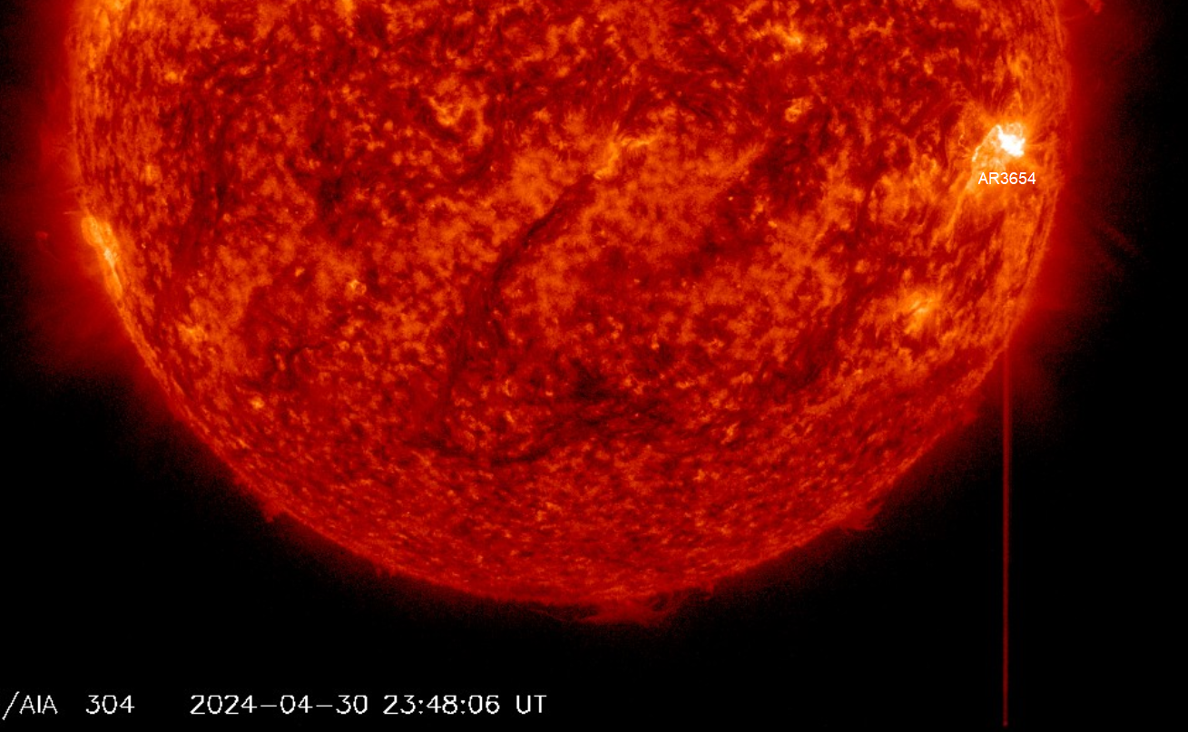 Erupce M9.5 v AR3654, 30.4.2024 , 23h 48m UT, SDO_AIA 30,4 nm.png