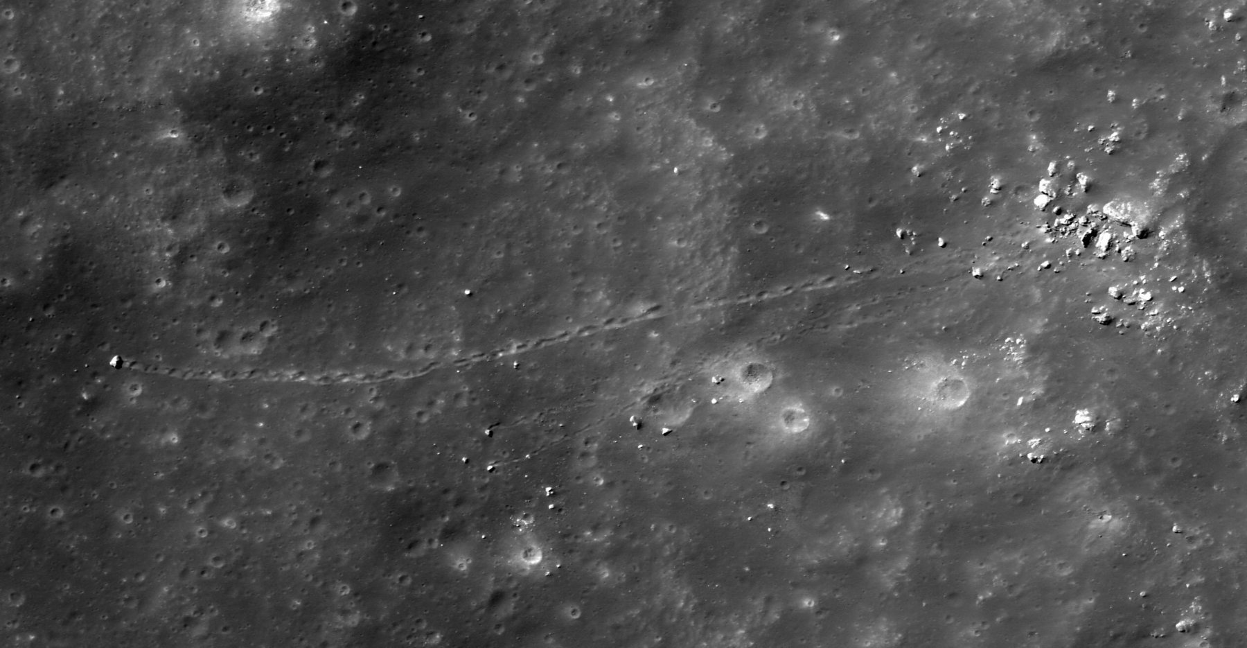 skalní sesuvy  v blízkosti měsíčního kráteru Nicholson.jpg