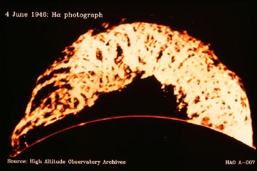 eruptivní protuberance ze  4. června 1946, H-alfa záběr na  High Altitude Observatory Colorado.jpg