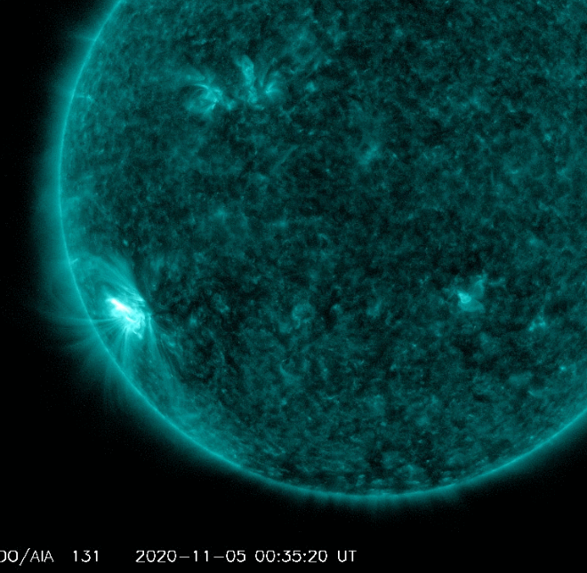 C7 flare, 5.11.2020, 00h35m UT, SDO družice.png