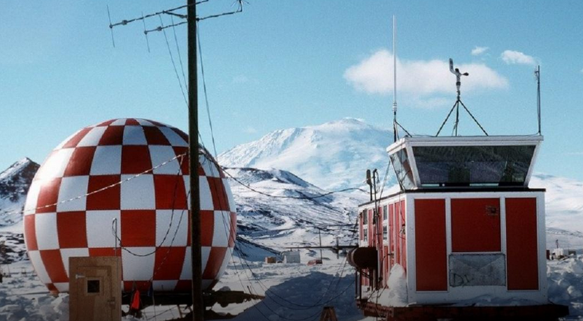 radarová stanice v Antarktidě.png