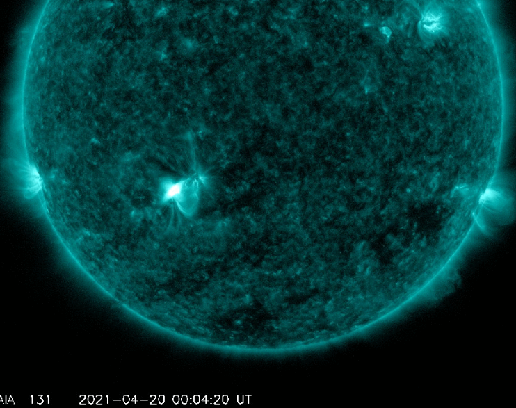 Erupce M1 v AR 2816, 20.dubna 2021, 4h20m UT.png