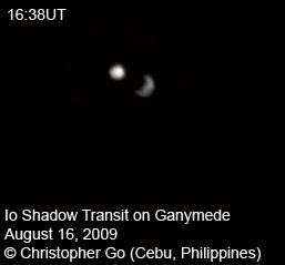 přechod stínu Io přez Ganymed, jak ho zachytil 16. srpna 2009 Christpher Go.gif