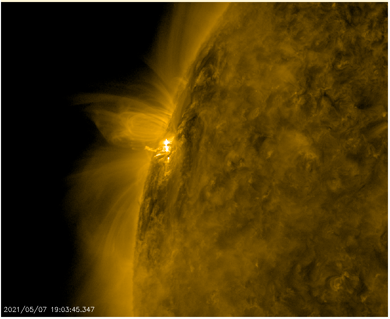 erupce M3.9 , 7.května 2021, 19h 03m UT.png