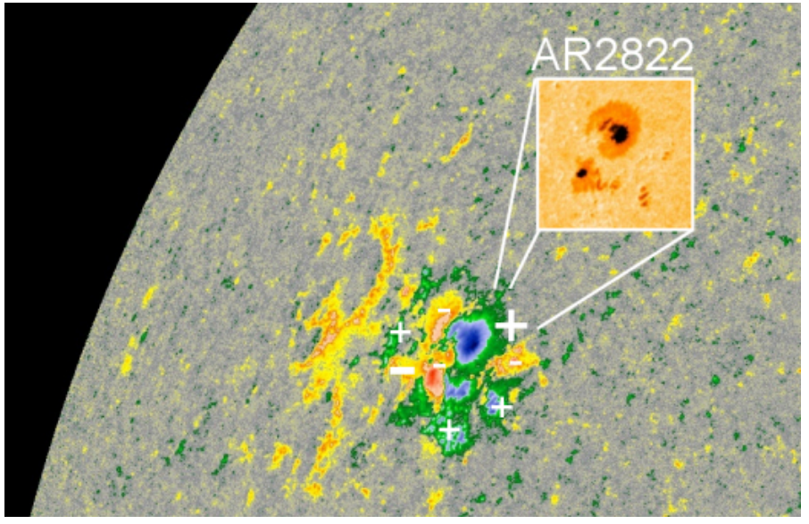 struktura magnetických polí kolem AR2822, 9.5.2021.png
