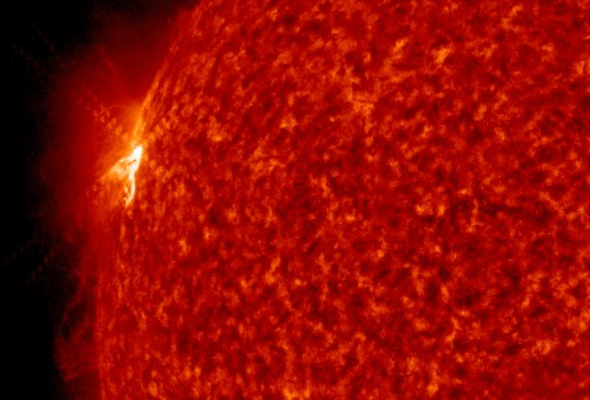 erupce C1.1 v AR2824 , 18.5.2021, 2h09m UT.png