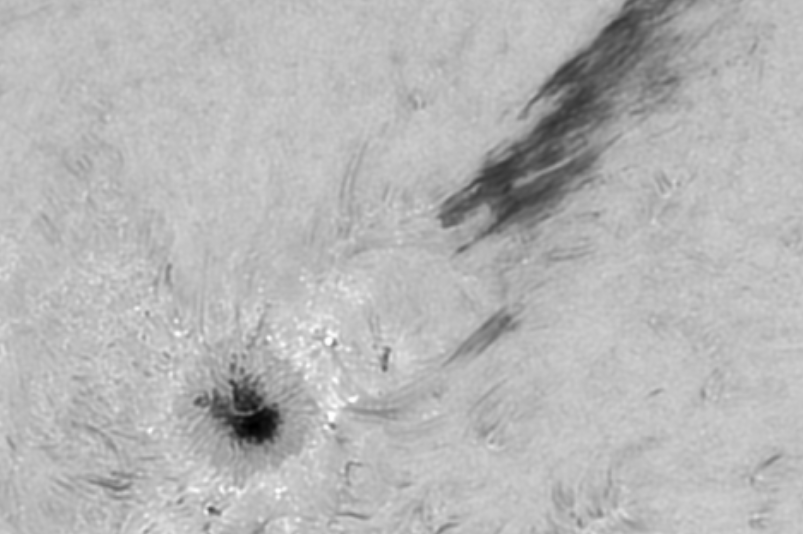 C2 erupce a surges v AR2824 22.5.2021, 15h34m UT,Jozef Cukas.png