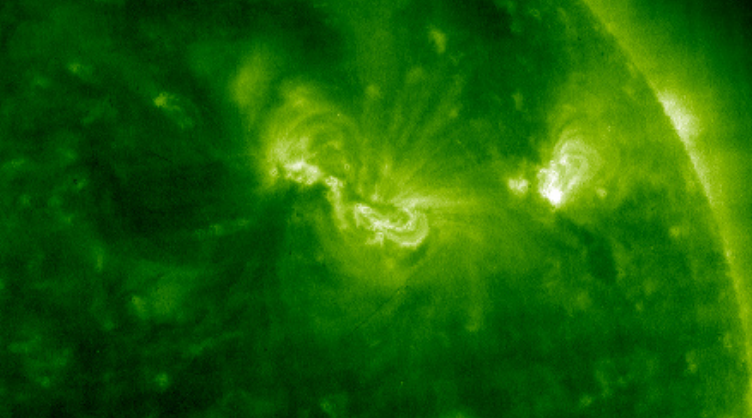 AR2824 a AR2826 , 26.5.02021, 01h 13m UT , EIT 195, SDO.png