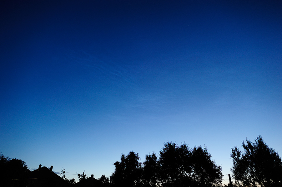 Menej jasné NLC siahajúce možno 60° nad horizont