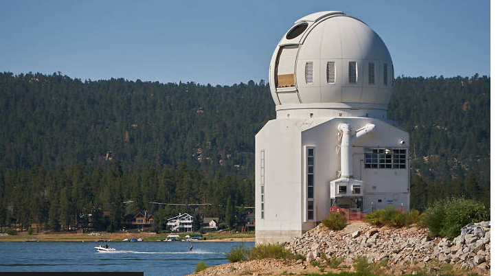 Kopule sluneční observatoře Big Bear.png
