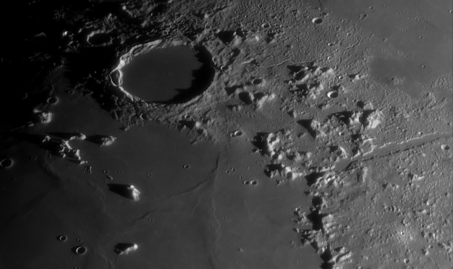 Plato, Vallis Alpes.jpg