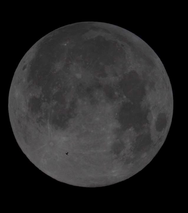 ___ prelet niečoho popred mesiac_asiVtak.jpg