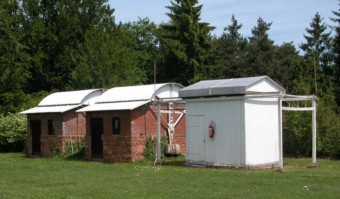 Pozorovací domečky na Ondřejovské observatoři.png