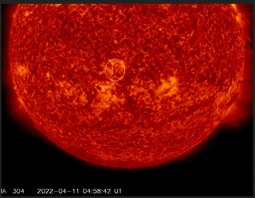 Filament tvaru S jako zárodek CME,  11.4.2022, 04h 58m UT , SDO 30,4nm.png