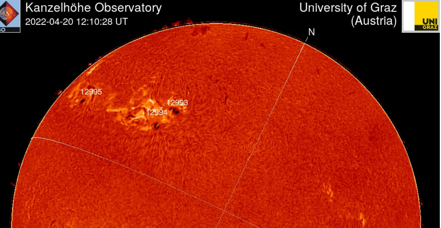 Chromosféra  20. april.2022, 12h 10m  UT, AR2993_94_95, Kanzelhöhe.png