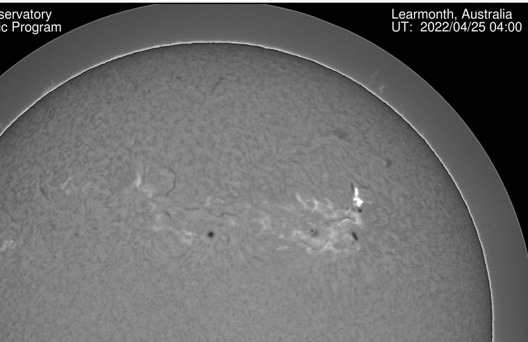 Flare M1.2 v AR2993 , 04h 00m UT , 25.4.2022, GONG Learmoth.png