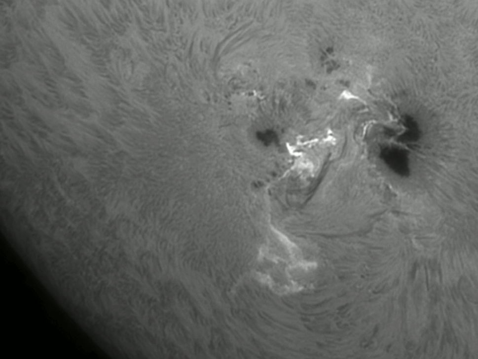 Flare loop v AR2192, 26.10.2014, 90mm refra a interní 35mm Lunt etalon.png