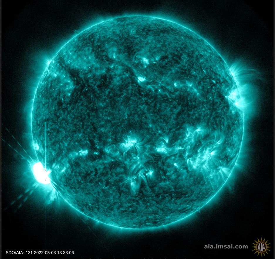 Flare X1.13 na východním okraji,, 3. května 2022, 13h 33m UT, SDO_AIA.png