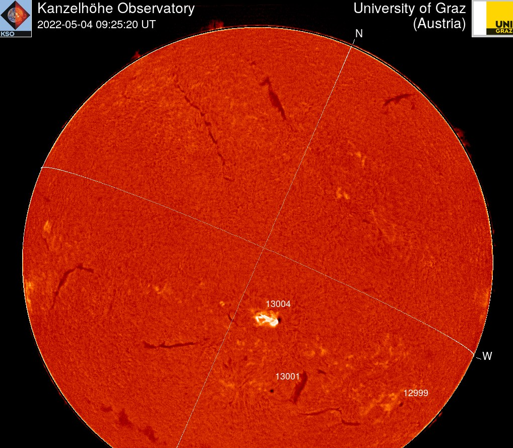 Chromosféra 4.května 2022, flare M5.76  v AR3004,  09h 25m  UT, Kanzelhöhe.png