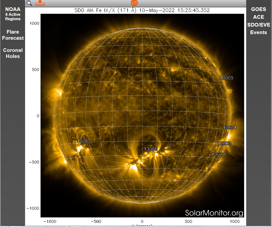 Sluneční disk  v extrem.UV na 17,1 nm, 10.5.2022, 15h 25m UT, SDO AIA.png