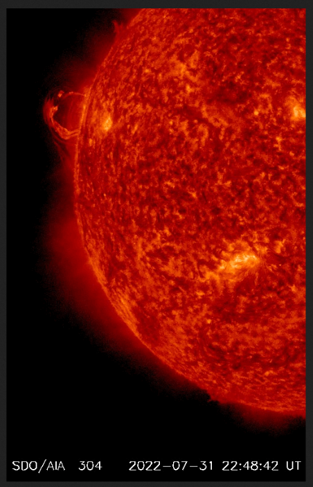 Eruptivní protuberance , surges, 31.07.2022, 22h 48m UT, SDO_AIA, 304nm.png