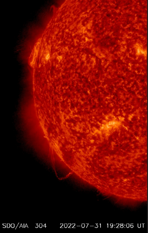 Eruptivní protuberance , surges, 31.07.2022, 19h 28m UT, SDO_AIA, 304nm.png