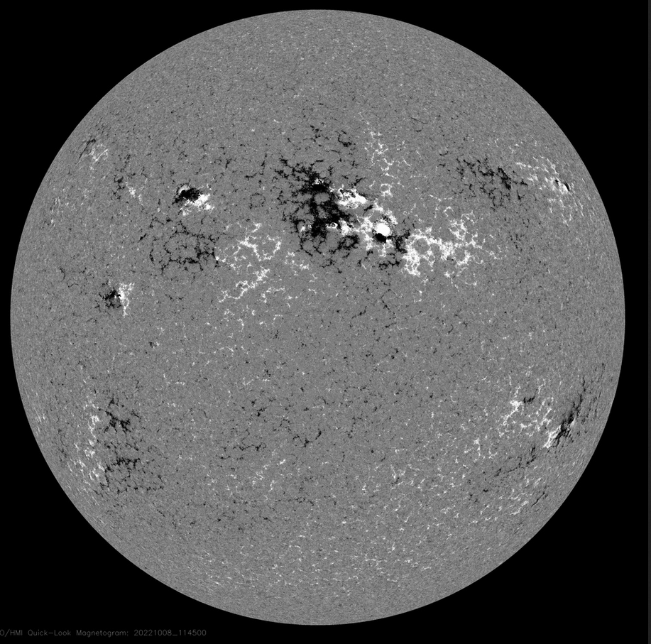 Sluneční magnetogram 8.10.2022, 11h 45m UT.png