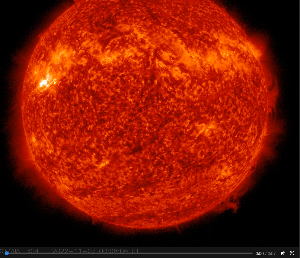 Chromosféra 07.11.2022, 00h 08m UT, SDO_AIA, 304Ä ,  flare M5.25.png