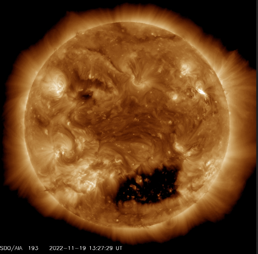 Slunce na 193Ä , 19.11. 2022, 13h 27m UT . Zachycuje erupci M1.61 a  koronální díru na jižní heliosféře.png