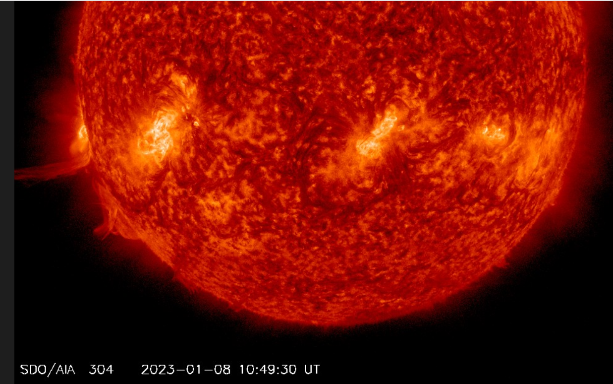 Chromosféra 08.01.2023, 10h 49m UT, SDO_AIA na 304Ä.png