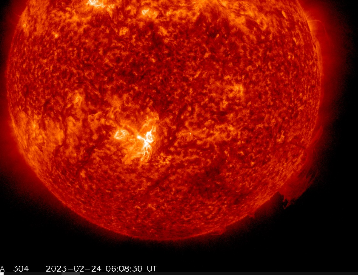 Erupce C7,4 v AR3236, 24.2.2023, 06h 08m UT, SDO_AIA, 304Ä.png