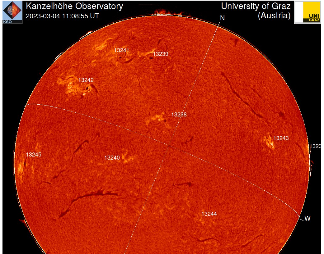 Chromosféra 04. března 2023, 11h 08m UT, Kanzelhöhe..png