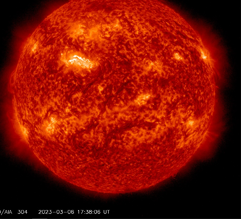 Erupce M1, 06.března 2023 , 17h 38m UT v AR3242    SDO_AIA 304Ä, HeII.png