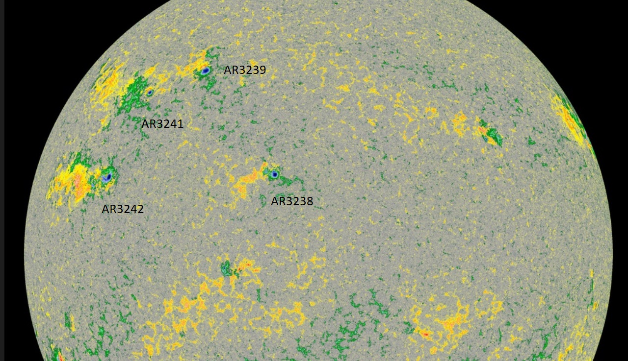 Magnetogram 04.března 2023, 04h 45m UT, SDO_ASI, popis AR oblastí.jpg