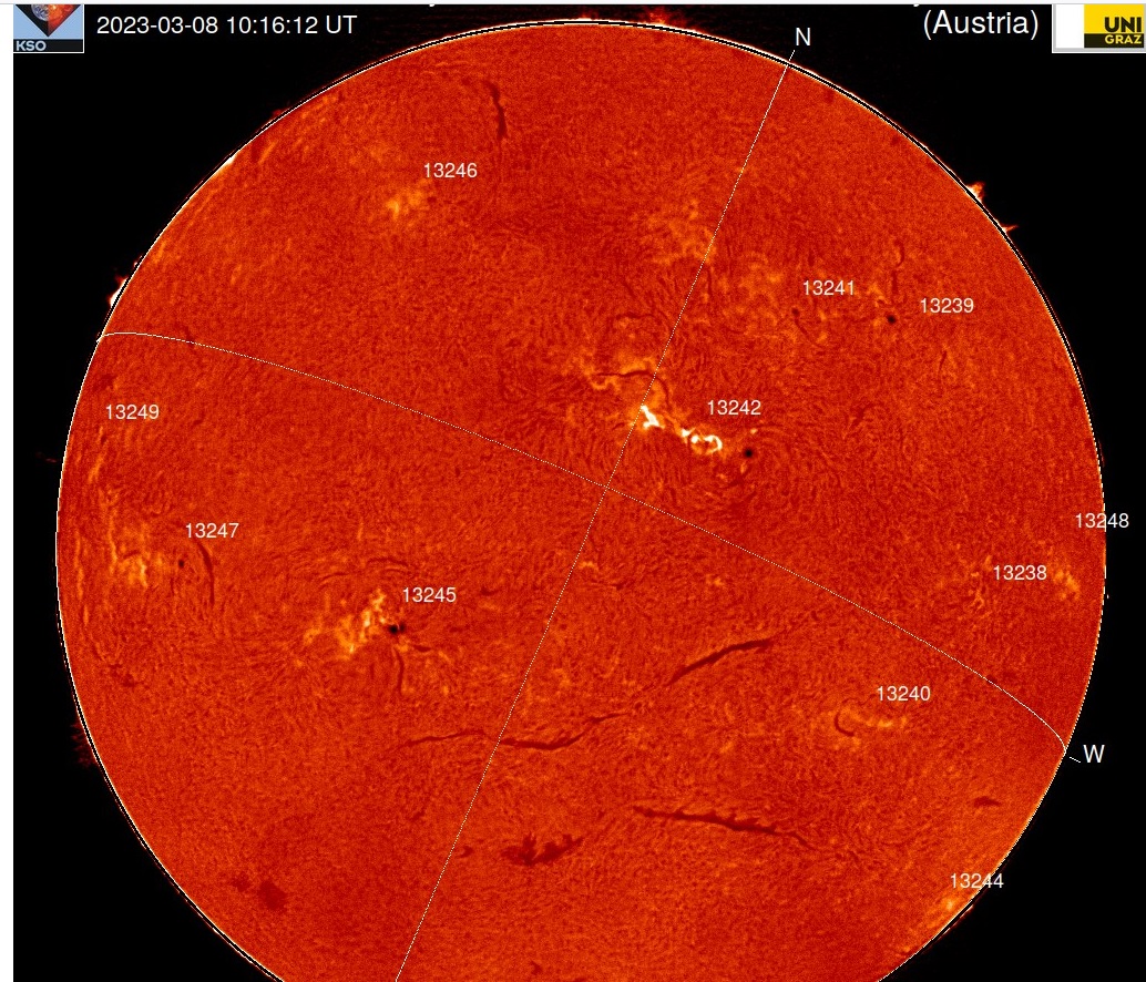 Chromosféra 08. března 2023, 10h 16m UT, flare M1,2  v AR3242, Kanzelhöhe.jpg